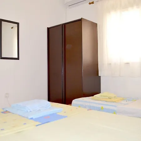 Apartman Nearby Beach, Leda In Center
